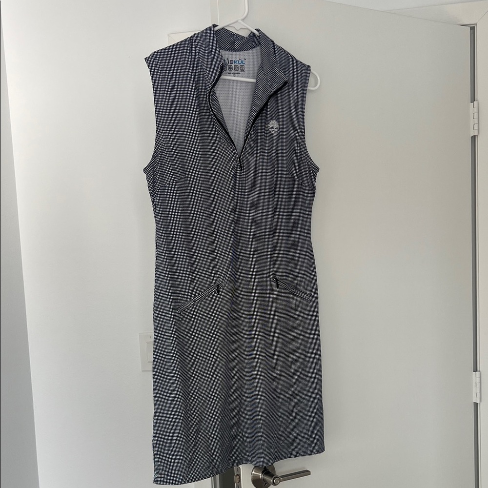 IBKUL Sleeveless Zip-Front Golf Dress in Navy/White Micro-Check